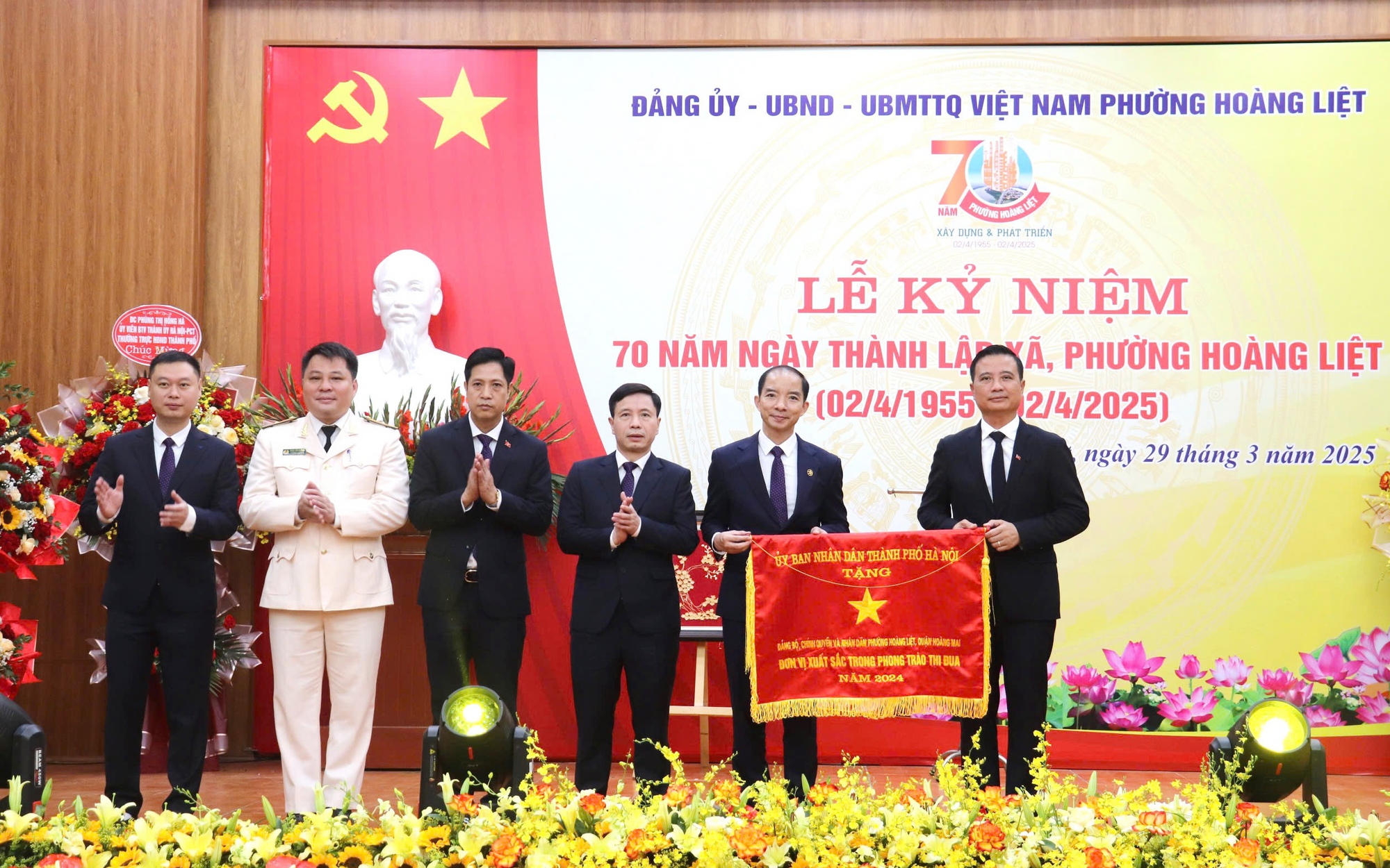 Bí thư Quận ủy Hoàng Mai Nguyễn Xuân Linh trao Cờ đơn vị xuất sắc trong phong trào thi đua năm 2024 của Thành phố cho Đảng bộ, chính quyền và nhân dân phường Hoàng Liệt 