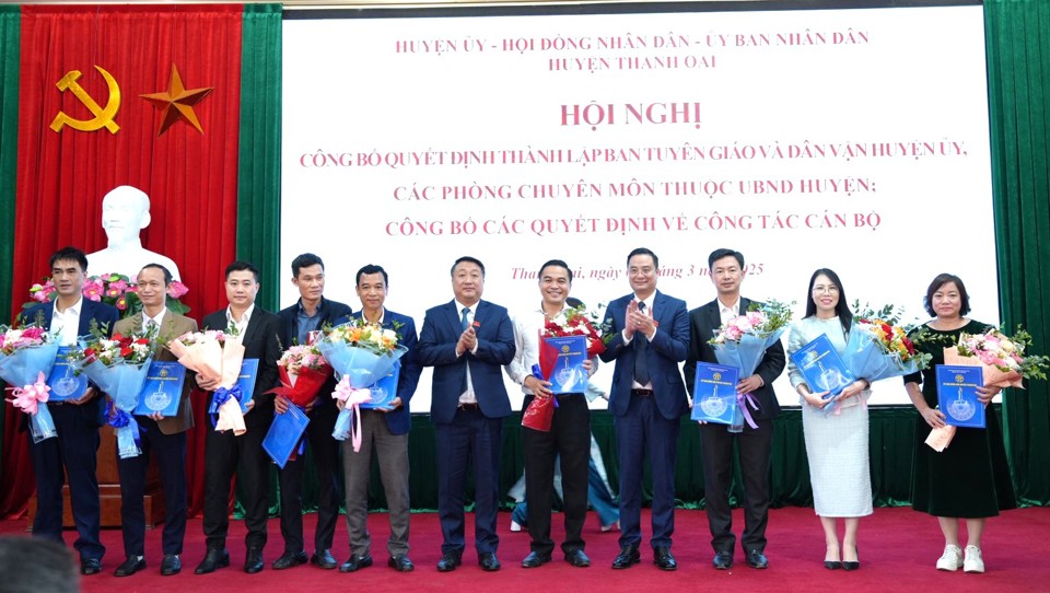Huyện Thanh Oai: Bổ nhiệm lãnh đạo các phòng chuyên môn sau sắp xếp bộ máy- Ảnh 2.