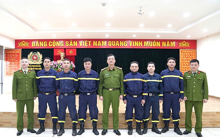 Đảng ủy, Ban Chỉ huy Phòng PC07 Công an thành phố Hà Nội chụp ảnh cùng cán bộ, chiến sỹ tham gia Đoàn công tác cứu nạn của Bộ Công an