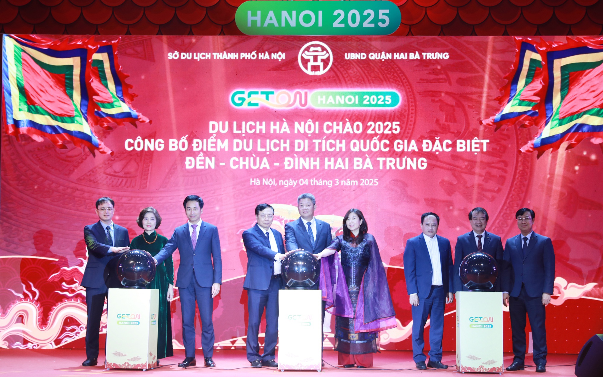 Phó Chủ tịch UBND Thành phố Nguyễn Mạnh Quyền và các đại biểu nhấn nút khai mạc sự kiện Du lịch Hà Nội Chào 2025 - Get on Hanoi 2025