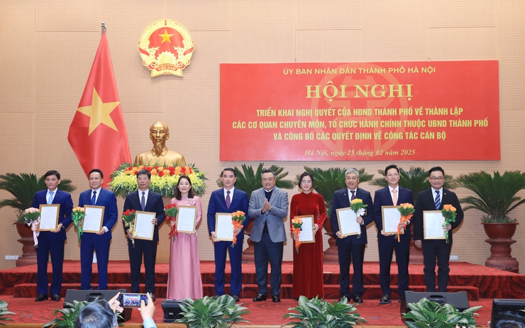 Hanoi announces post-merger departments, agencies, and leadership rearrangements- Ảnh 1.