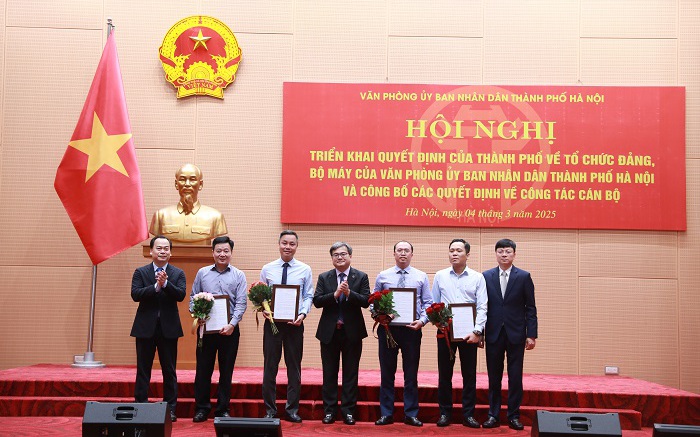 Các đồng chí lãnh đạo Văn phòng UBND Thành phố trao Quyết định cho lãnh đạo phòng Kinh tế