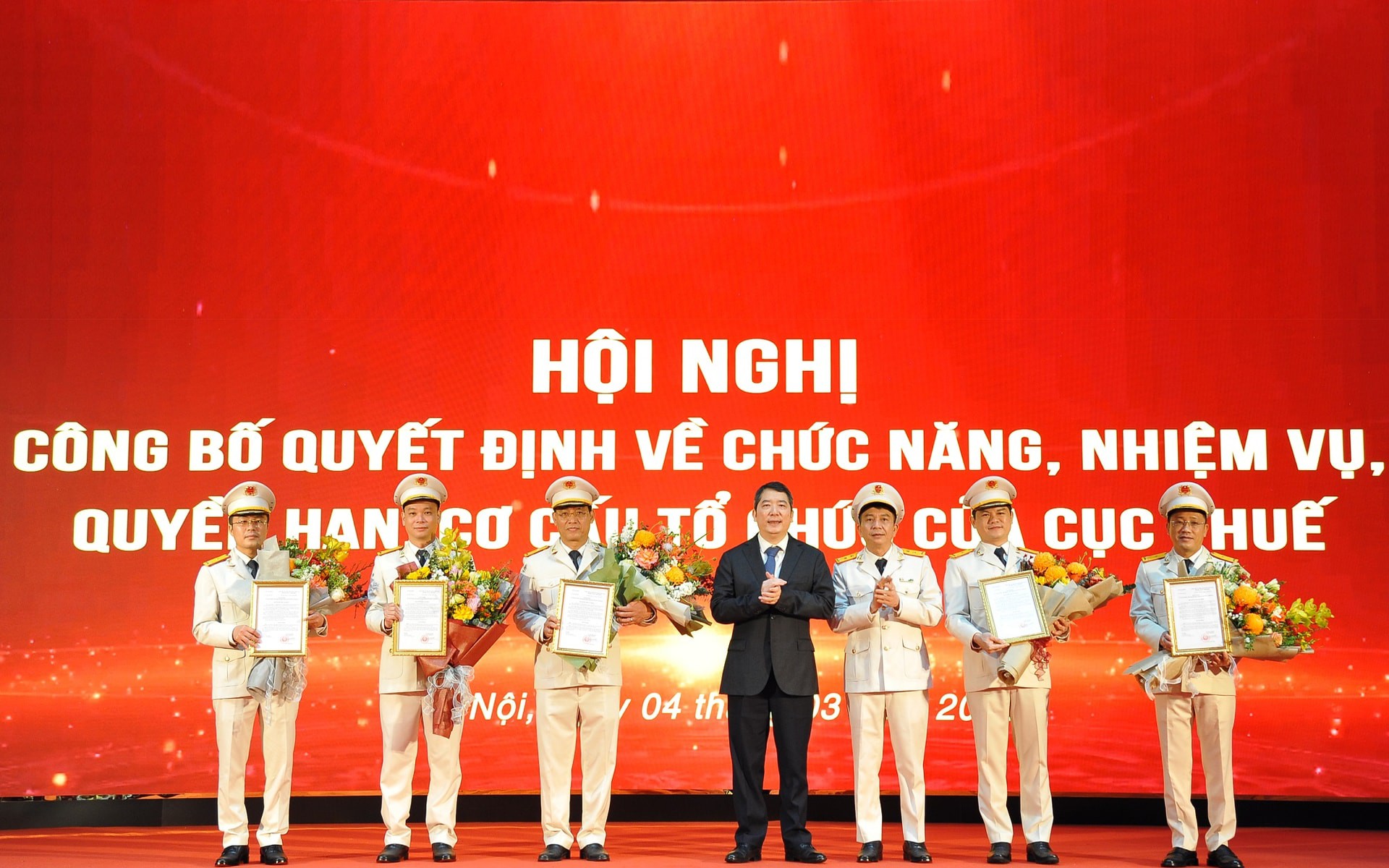 Thứ trưởng Bộ Tài chính Cao Anh Tuấn và Cục trưởng Cục Thuế Mai Xuân Thành chúc mừng các Phó Cục trưởng Cục Thuế