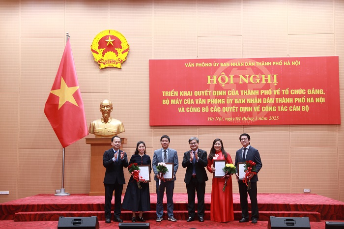 Văn phòng UBND Thành phố triển khai các quyết định về công tác cán bộ- Ảnh 1.