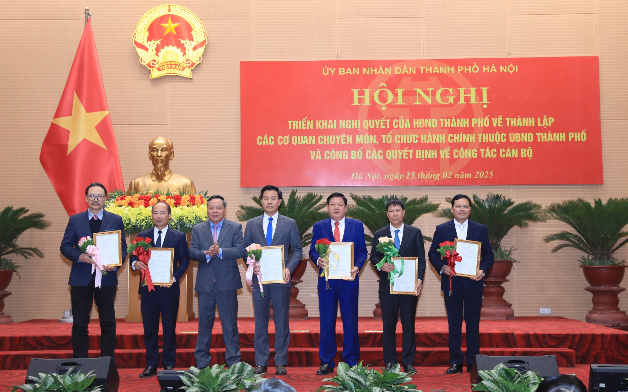 Phó Bí thư Thường trực Thành ủy Nguyễn Văn Phong trao Quyết định bổ nhiệm Giám đốc và các Phó Giám đốc Sở Nông nghiệp và Môi trường