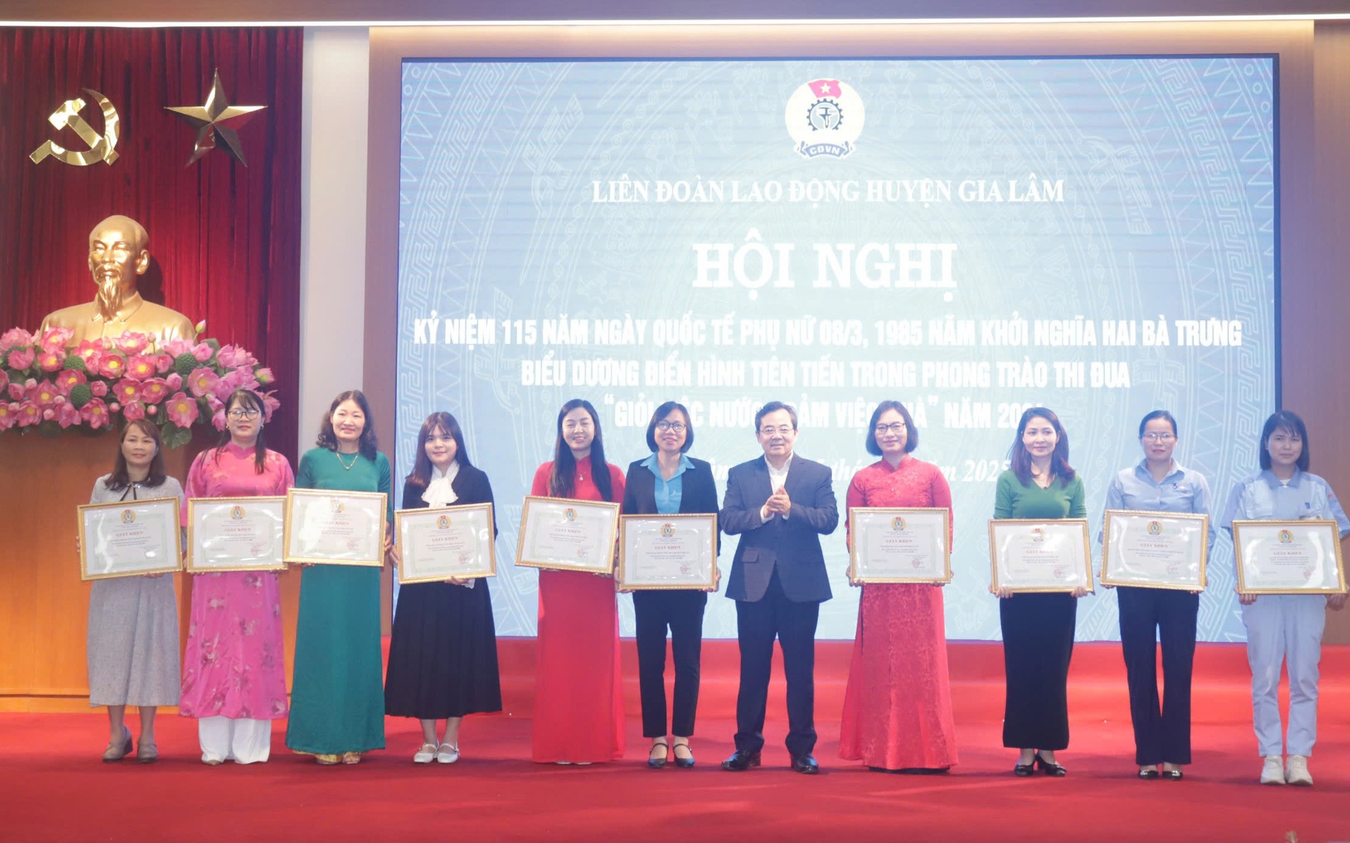 Phó Chủ tịch LĐLĐ Thành phố Nguyễn Chính Hữu trao khen thưởng 10 tập thể có thành tích xuất sắc trong phong trào thi đua “Giỏi việc nước-Đảm việc nhà” năm 2024