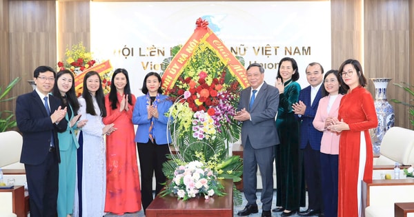 Phó Bí thư Thường trực Thành ủy Nguyễn Văn Phong tặng hoa chúc mừng Hội Liên hiệp phụ nữ Việt Nam