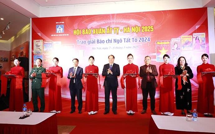 Các đồng chí lãnh đạo cắt băng khai mạc Hội báo Xuân Ất Tỵ - Hà Nội 2025