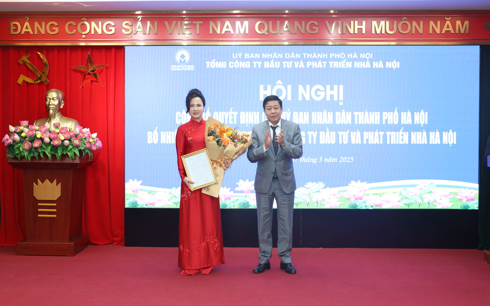 Phó Chủ tịch UBND Thành phố Dương Đức Tuấn trao quyết định bổ nhiệm Thành viên Hội đồng thành viên, Tổng công ty Đầu tư và Phát triển nhà Hà Nội cho đồng chí Lê Thị Hương