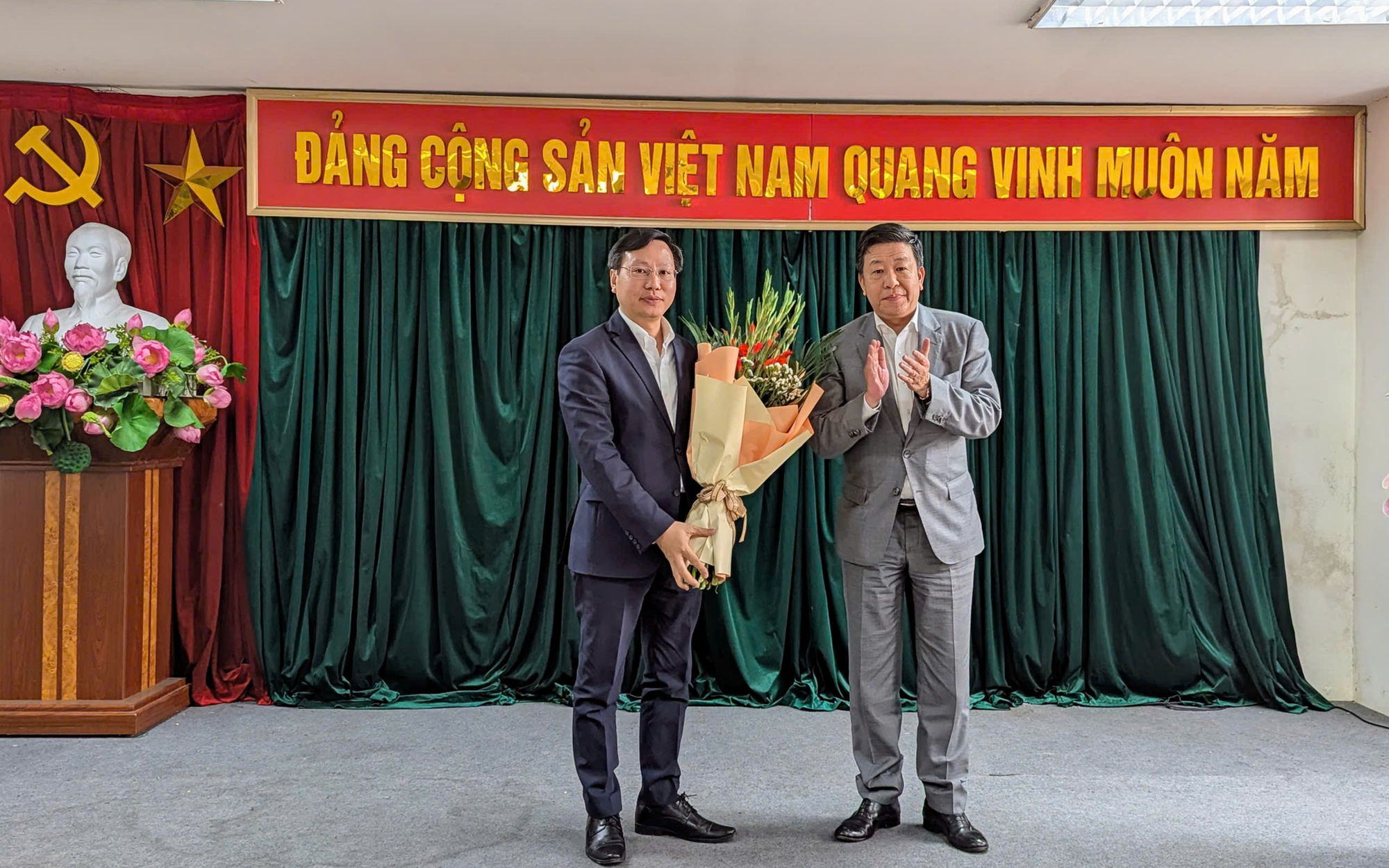 Phó Chủ tịch UBND Thành phố Dương Đức Tuấn trao quyết định điều động, bổ nhiệm ông Trần Nghĩa Hòa