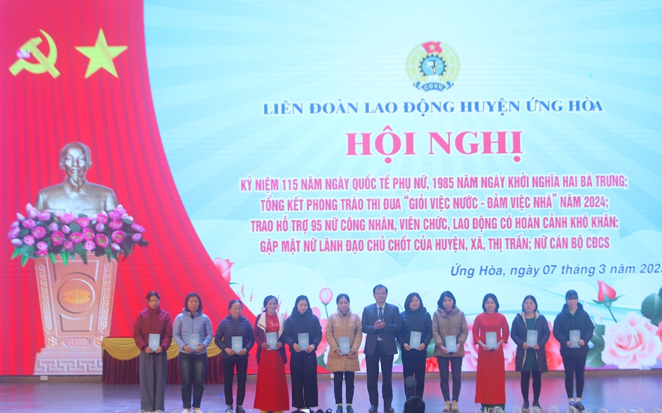 Lãnh đạo huyện Ứng Hoà trao hỗ trợ cho công nhân, viên chức, lao động có hoàn cảnh khó khăn