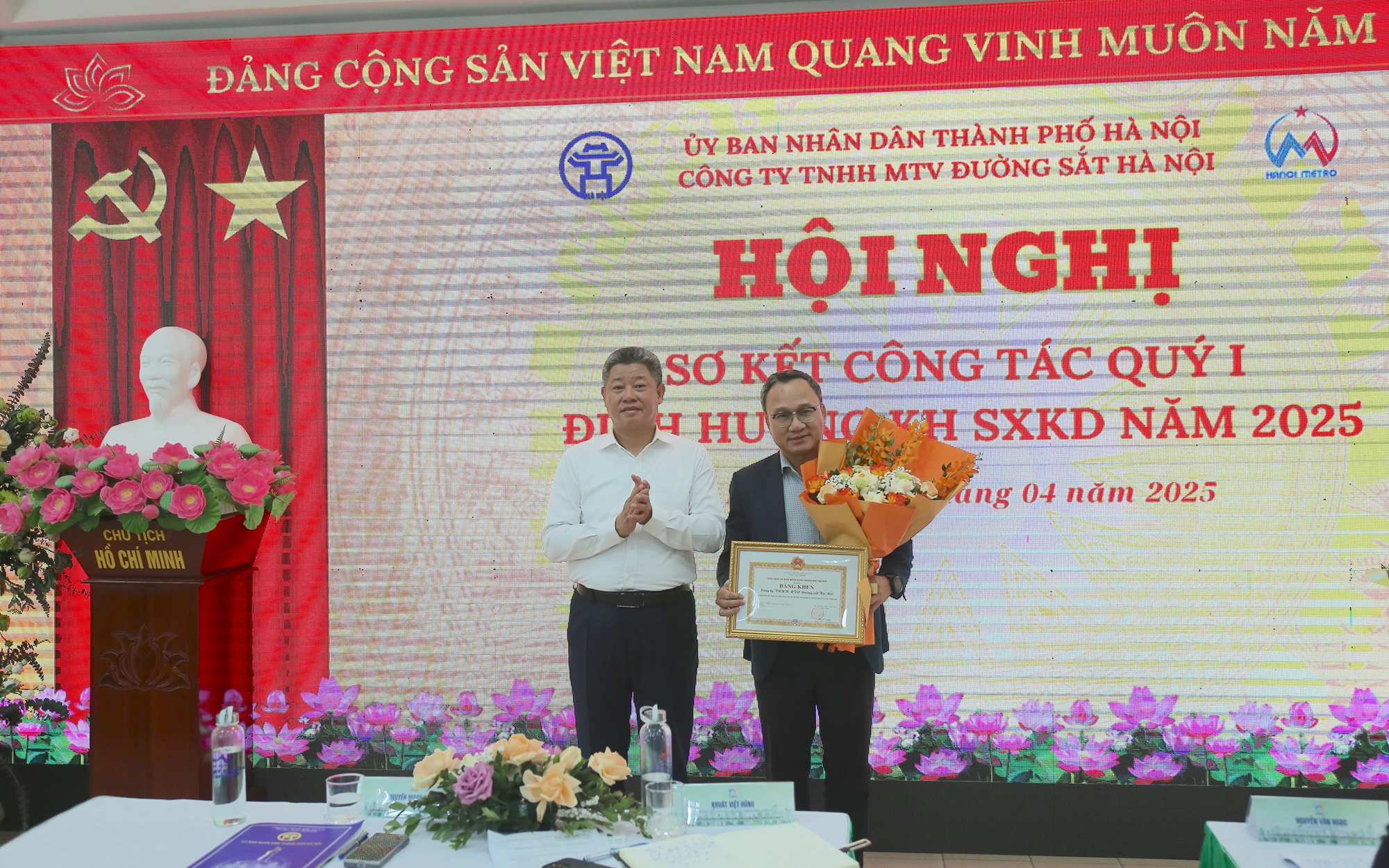Phó Chủ tịch UBND thành phố Hà Nội Nguyễn Mạnh Quyền trao Bằng khen cho Hanoi Metro 