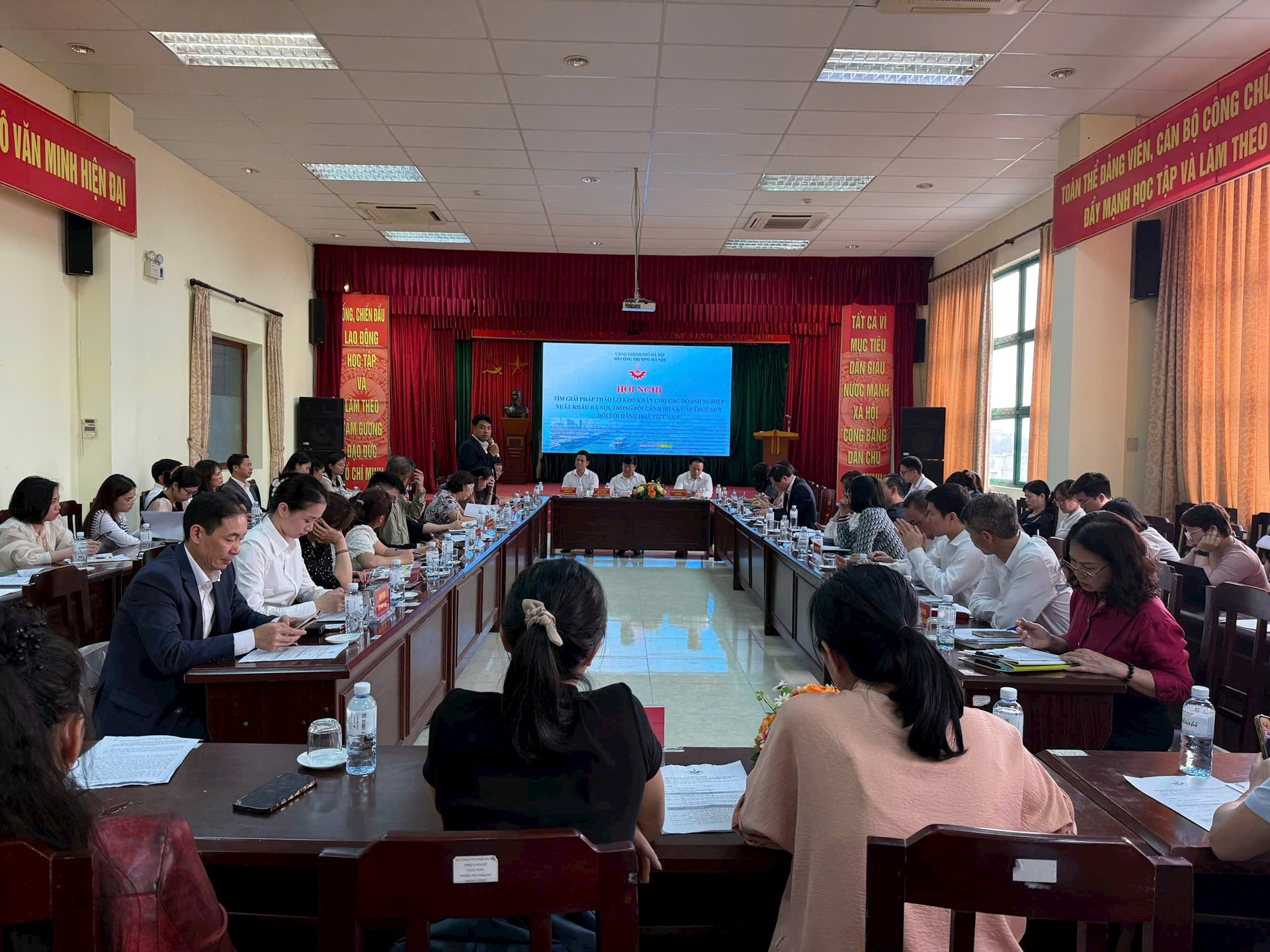 Hà Nội tập trung tháo gỡ khó khăn cho doanh nghiệp xuất khẩu- Ảnh 2.