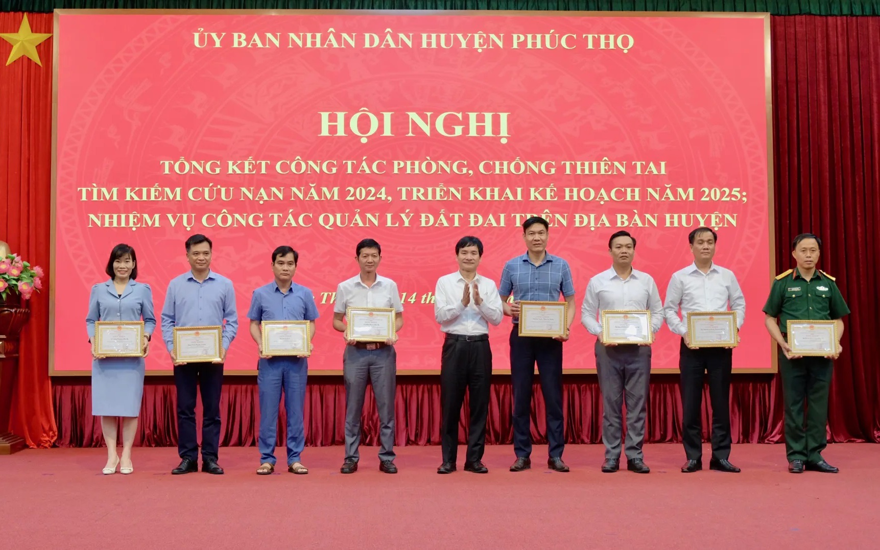 Bí thư Huyện ủy Phúc Thọ Nguyễn Doãn Hoàn trao giấy khen cho các tập thể, cá nhân có thành tích xuất sắc