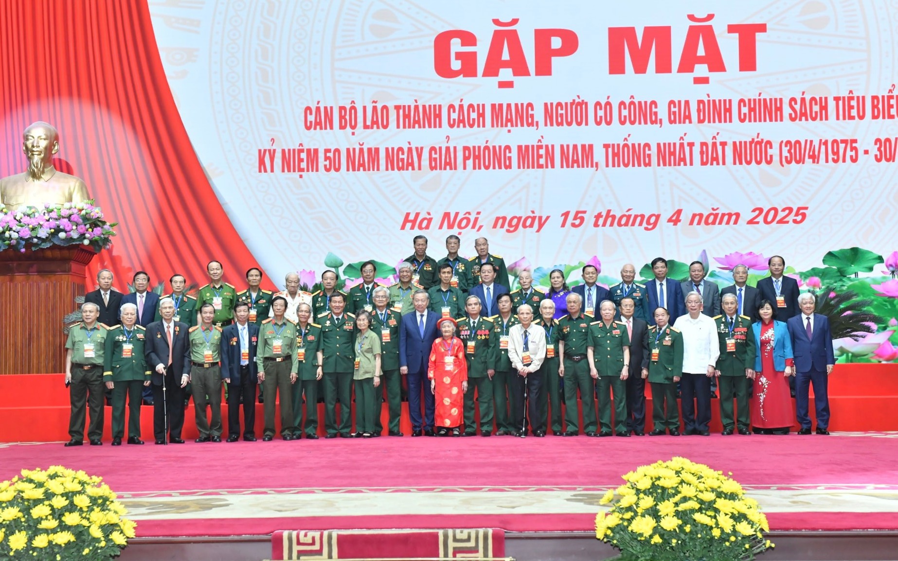 Tổng Bí thư Tô Lâm cùng các đại biểu thành phố Hà Nội tại buổi gặp mặt