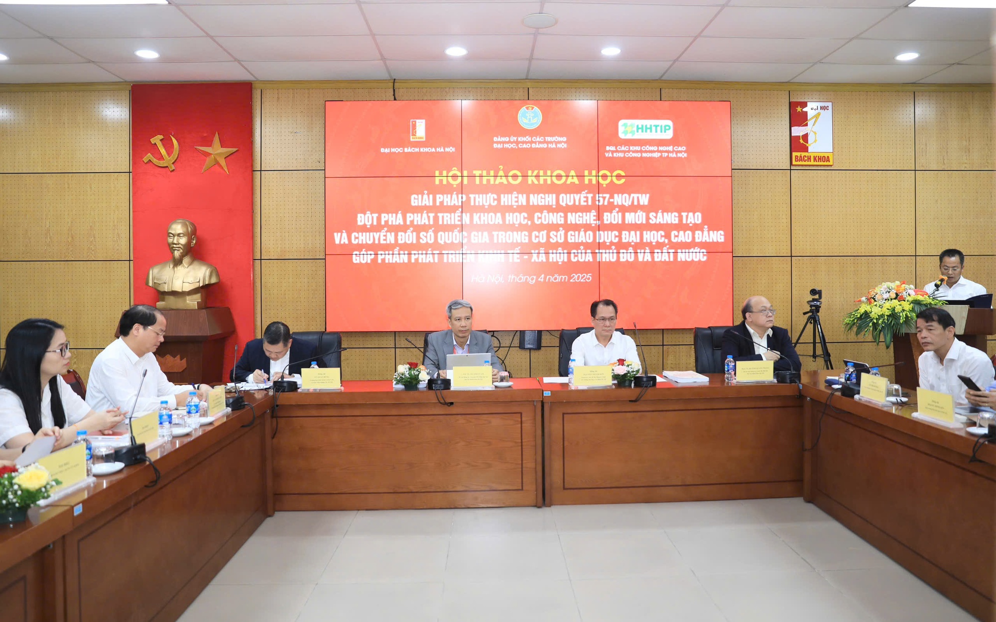Các đại biểu dự Hội thảo khoa học
