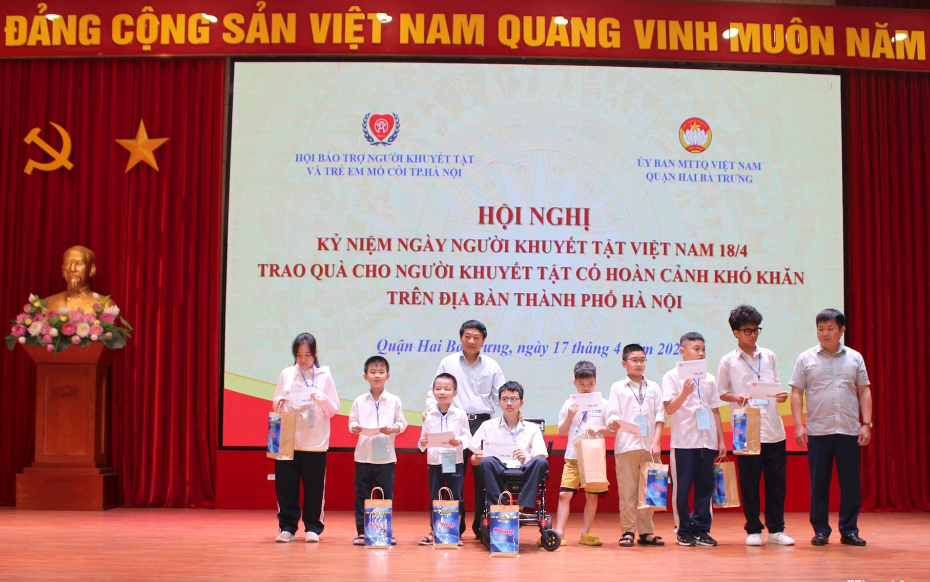 Lãnh đạo Hội Bảo trợ Người khuyết tật và trẻ em mồ côi thành phố Hà Nội và quận Hai Bà Trưng trao quà cho người khuyết tật