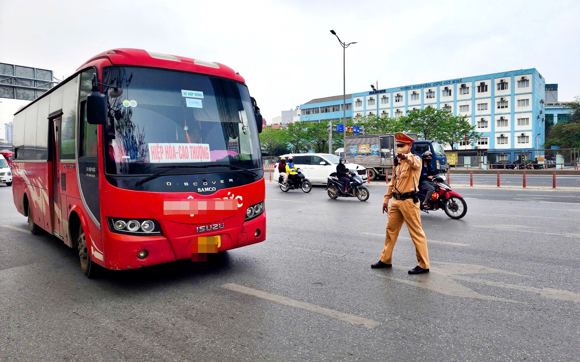 Cảnh sát giao thông kiểm tra, xử lý xe khách vi phạm trên đường Phạm Hùng