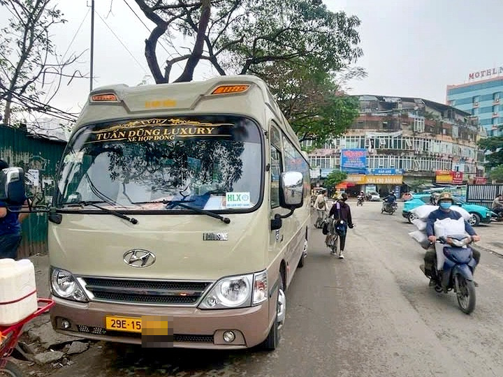 Công an Thành phố đẩy mạnh tuần tra kiểm soát tại khu vực bến xe, tuyến cửa ngõ ra vào Thủ đô- Ảnh 1.