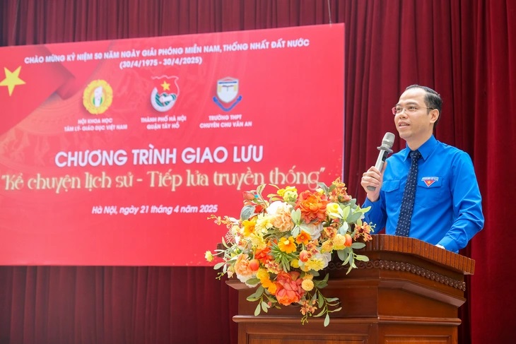 Xúc động chương trình “Kể chuyện lịch sử - Tiếp lửa truyền thống”- Ảnh 1.