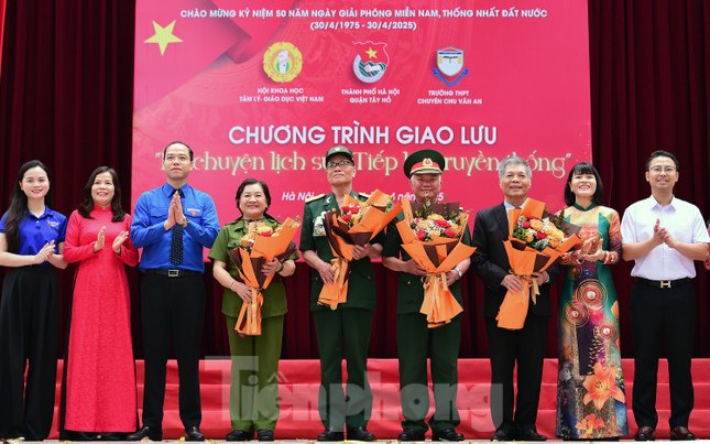 Ban Tổ chức tặng hoa các khách mời tham gia giao lưu