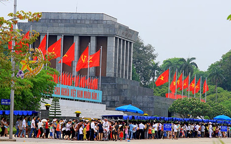 Nhân dân vào lăng viếng Chủ tịch Hồ Chí Minh