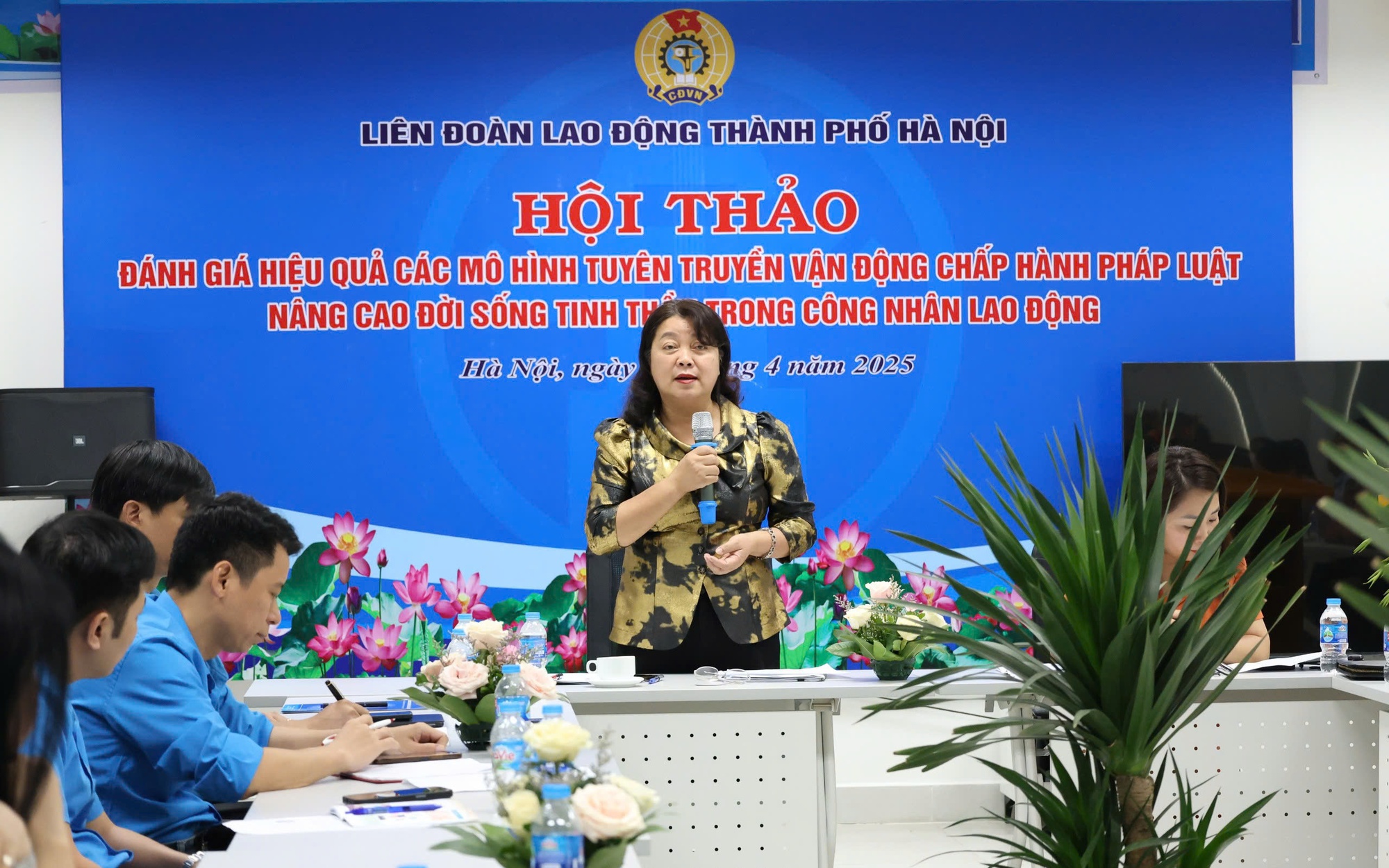 Đồng chí Nguyễn Thị Thu Thủy, Phó Chủ tịch Liên đoàn Lao động thành phố Hà Nội chủ trì Hội thảo