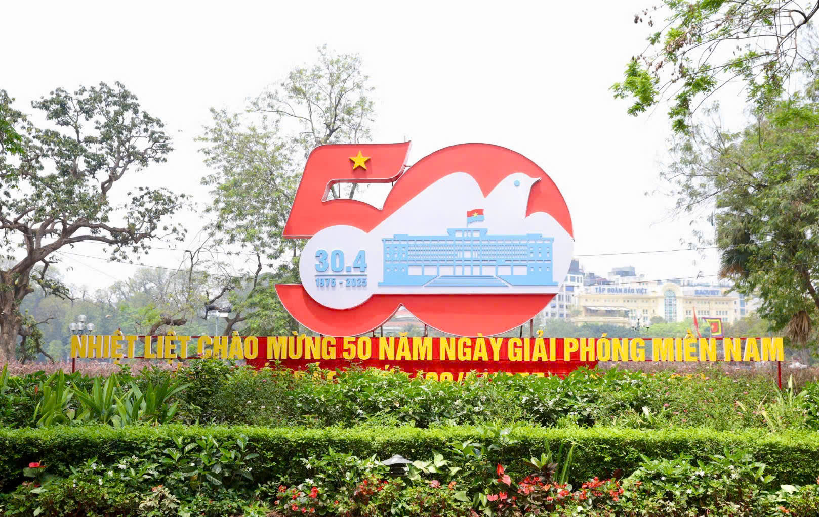 Hà Nội trang hoàng rực rỡ kỷ niệm 50 năm Ngày Giải phóng miền Nam, thống nhất đất nước- Ảnh 4.