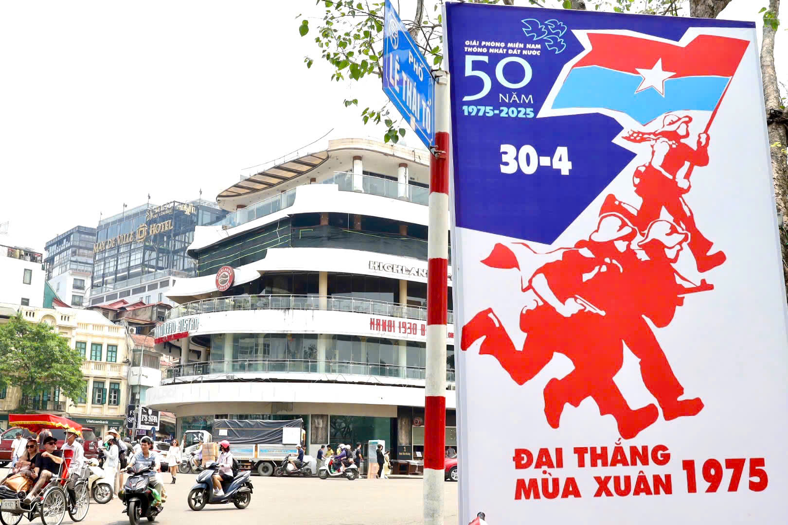 Hà Nội trang hoàng rực rỡ kỷ niệm 50 năm Ngày Giải phóng miền Nam, thống nhất đất nước- Ảnh 5.