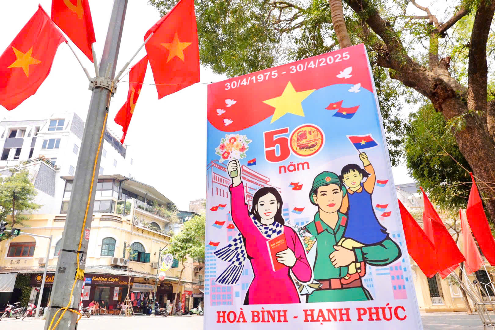 Hà Nội trang hoàng rực rỡ kỷ niệm 50 năm Ngày Giải phóng miền Nam, thống nhất đất nước- Ảnh 6.