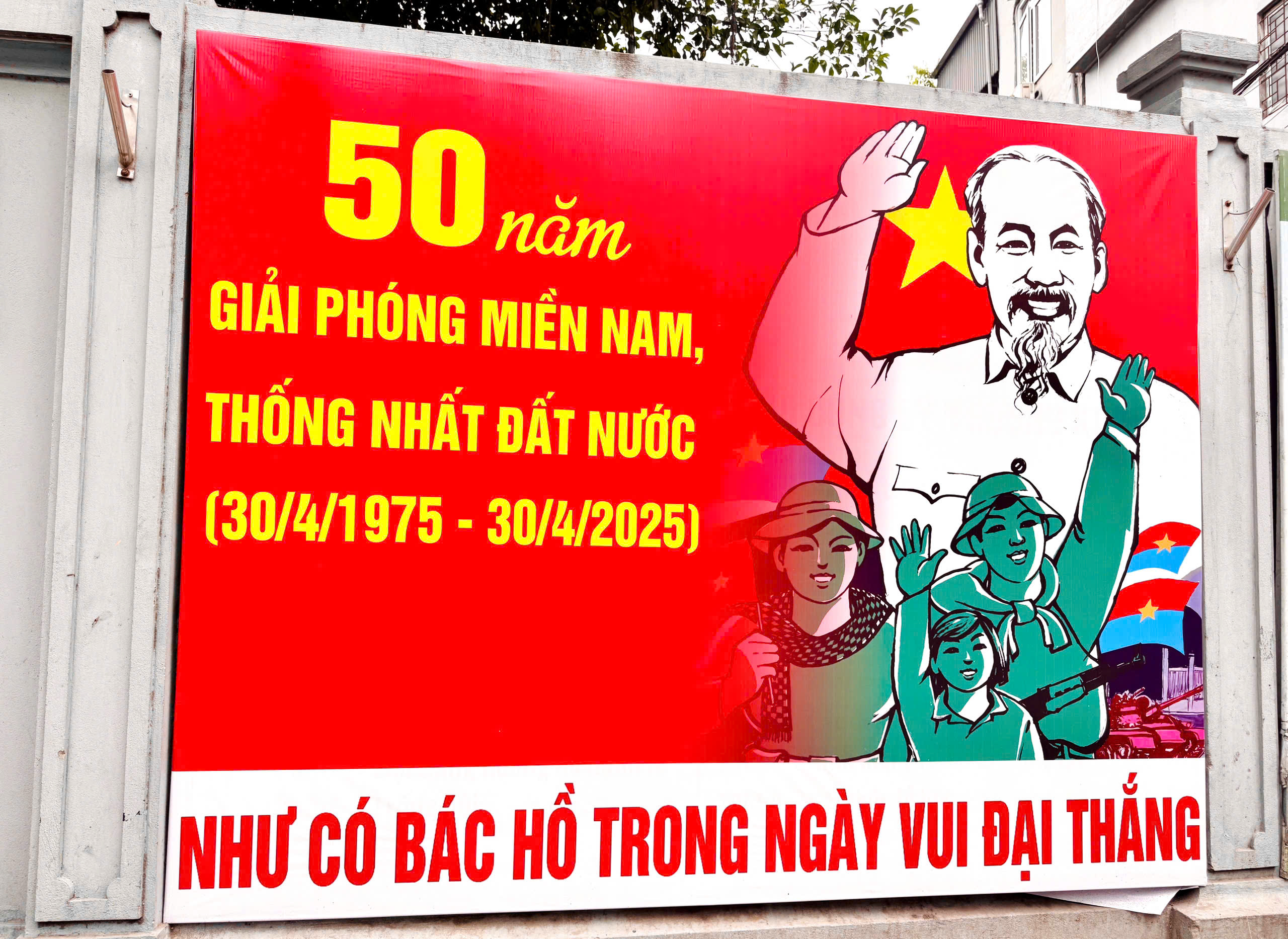 Hà Nội trang hoàng rực rỡ kỷ niệm 50 năm Ngày Giải phóng miền Nam, thống nhất đất nước- Ảnh 10.