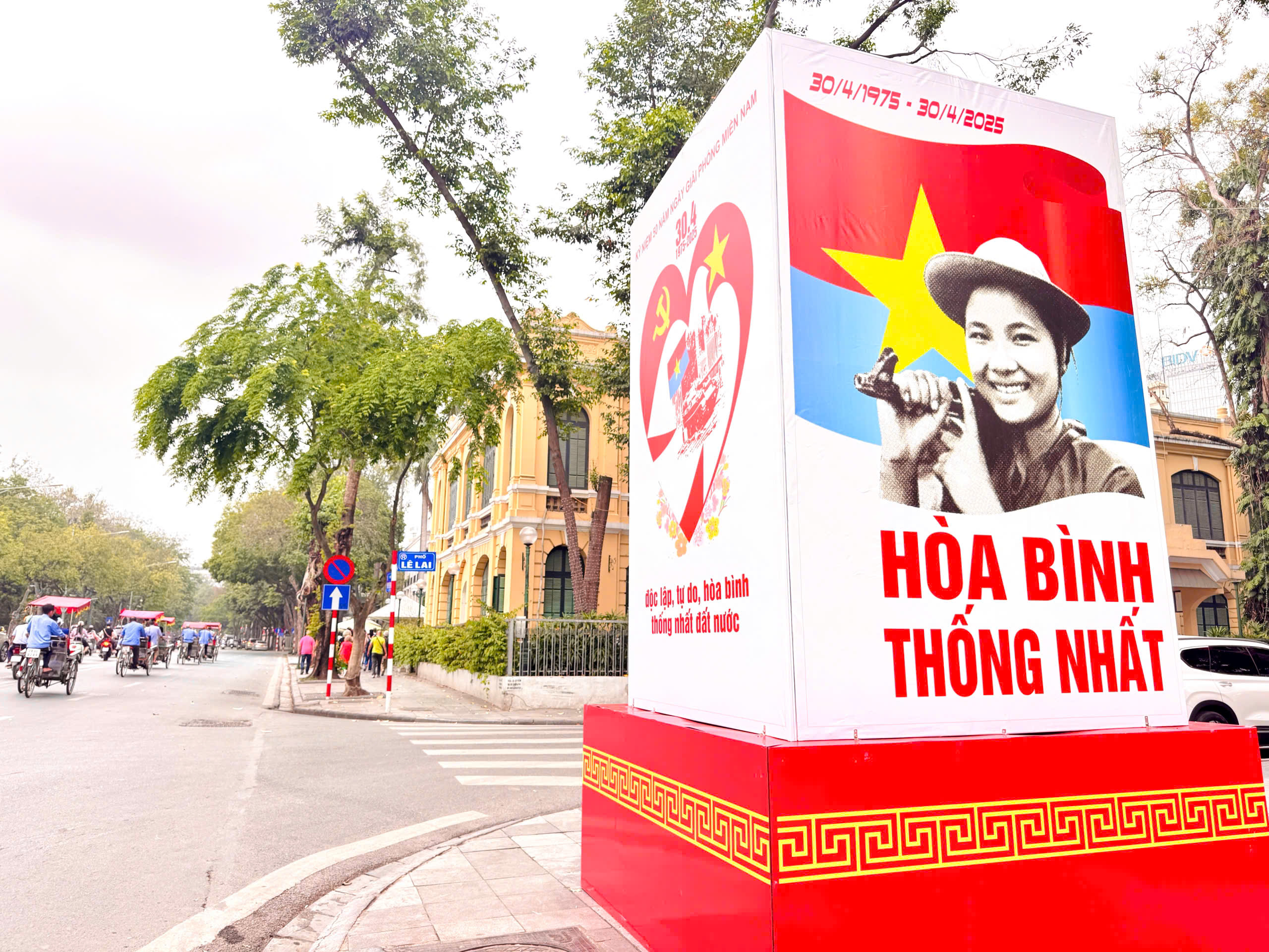 Hà Nội trang hoàng rực rỡ kỷ niệm 50 năm Ngày Giải phóng miền Nam, thống nhất đất nước- Ảnh 3.