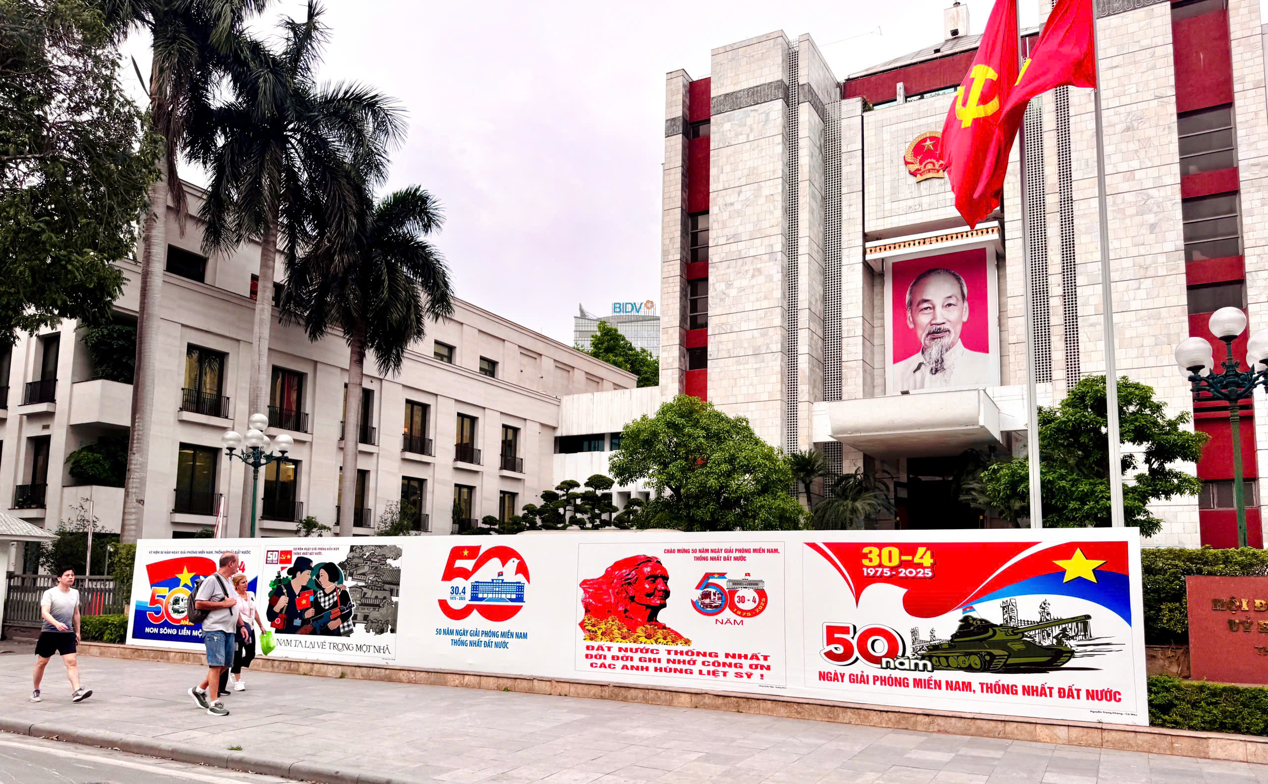 Hà Nội trang hoàng rực rỡ kỷ niệm 50 năm Ngày Giải phóng miền Nam, thống nhất đất nước- Ảnh 1.