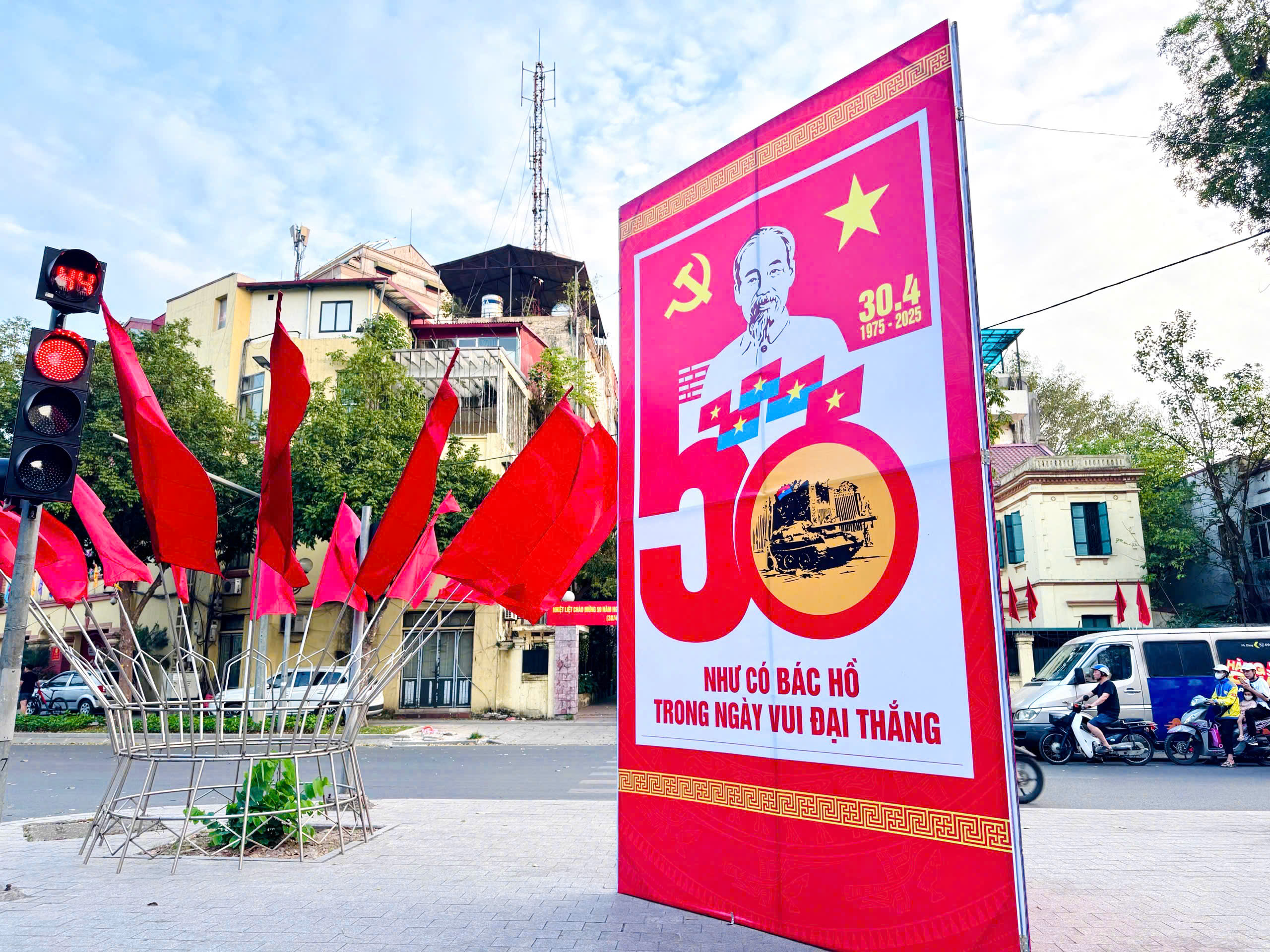Hà Nội trang hoàng rực rỡ kỷ niệm 50 năm Ngày Giải phóng miền Nam, thống nhất đất nước- Ảnh 9.