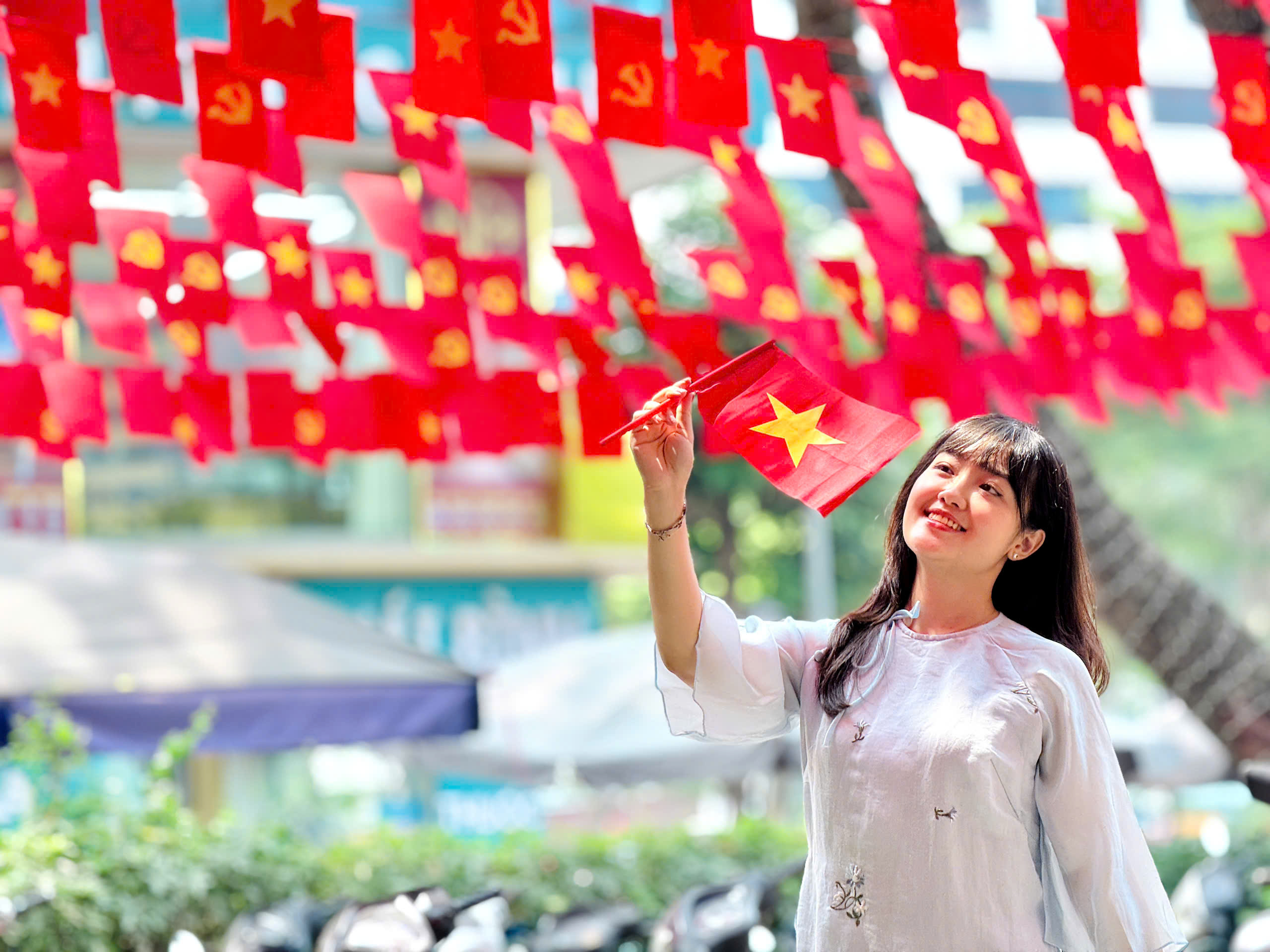 Hà Nội trang hoàng rực rỡ kỷ niệm 50 năm Ngày Giải phóng miền Nam, thống nhất đất nước- Ảnh 7.