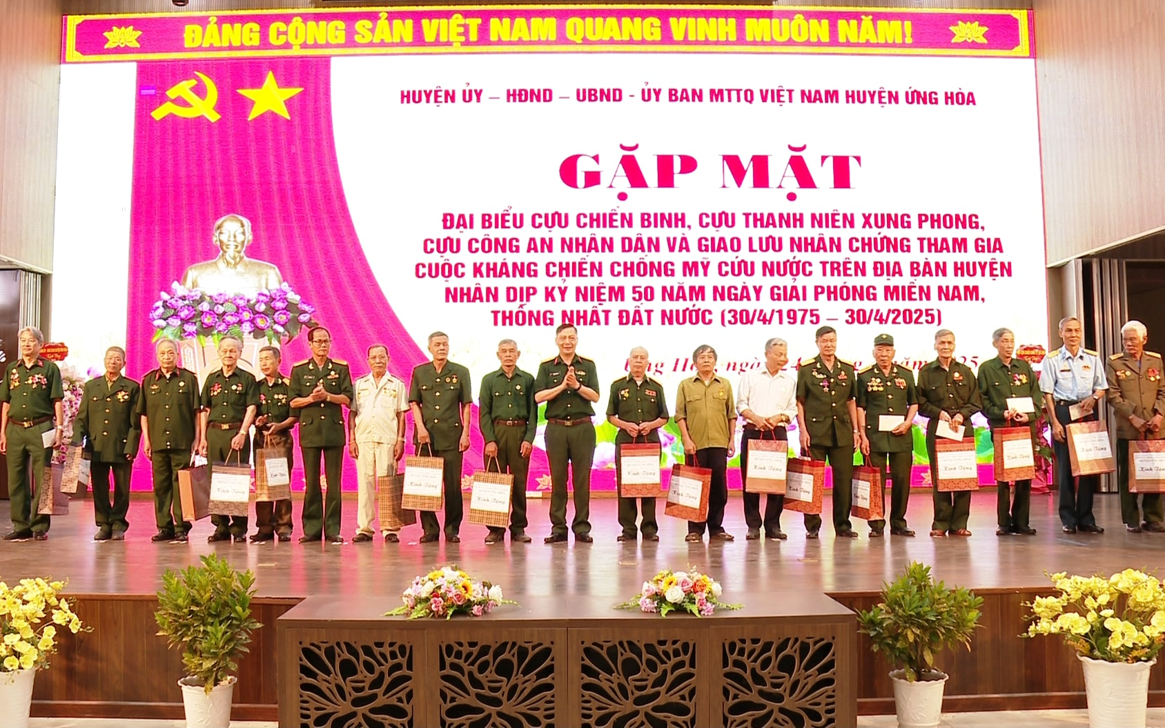 Lãnh đạo huyện Ứng Hòa tặng quà các đại biểu tham dự chương trình giao lưu
