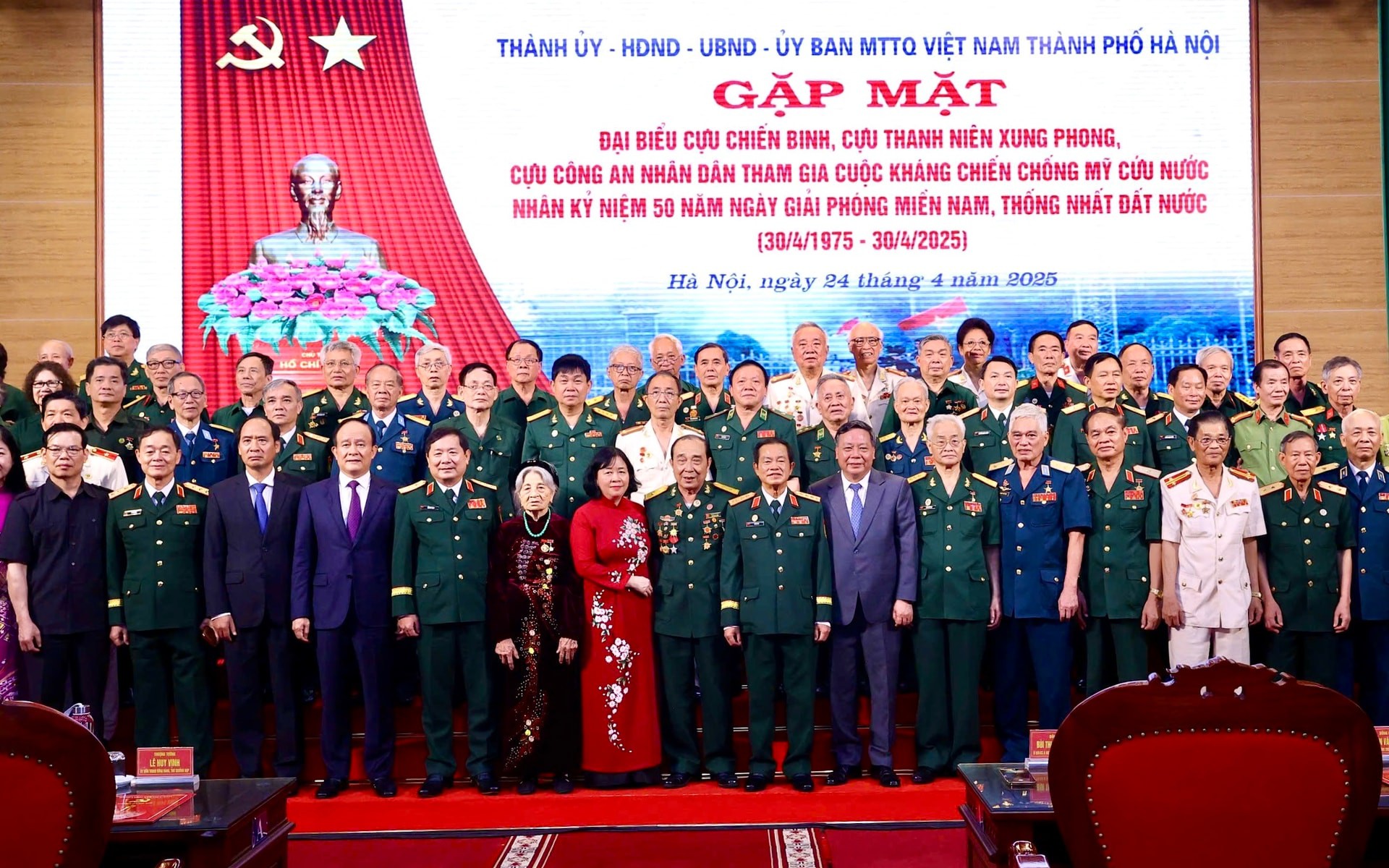 Thành phố Hà Nội gặp mặt đại biểu cựu chiến binh, cựu thanh niên xung phong, cựu công an nhân dân trực tiếp tham gia kháng chiến chống Mỹ, cứu nước.