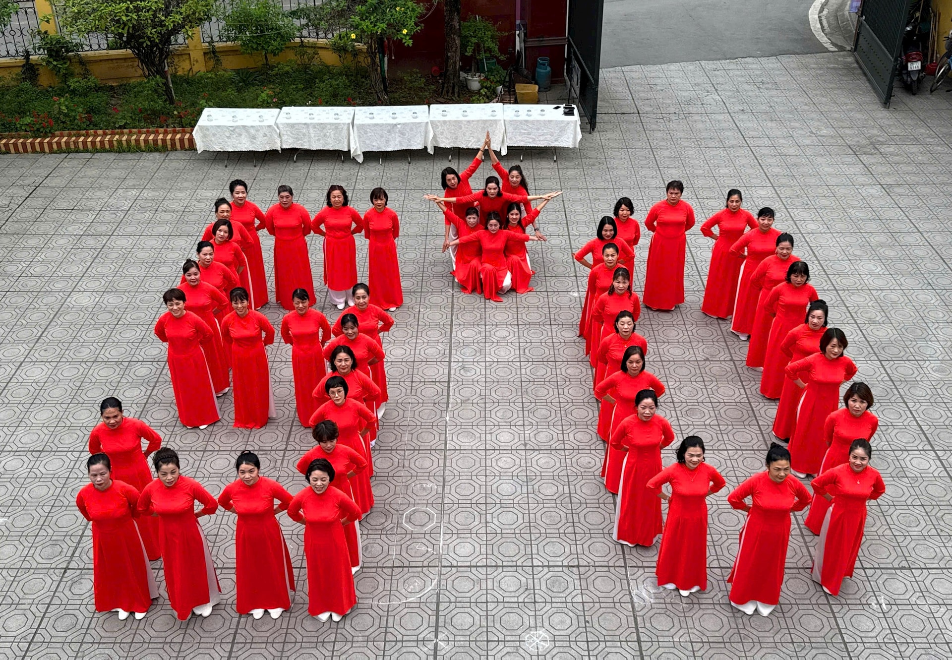 Hơn 50.000 phụ nữ Thủ đô đồng diễn dân vũ mừng 50 năm thống nhất đất nước- Ảnh 10.