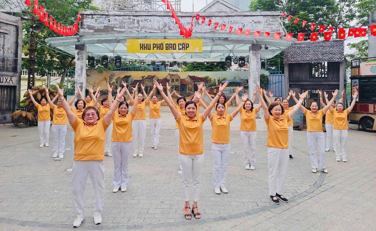 Hơn 50.000 phụ nữ Thủ đô đồng diễn dân vũ mừng 50 năm thống nhất đất nước- Ảnh 11.