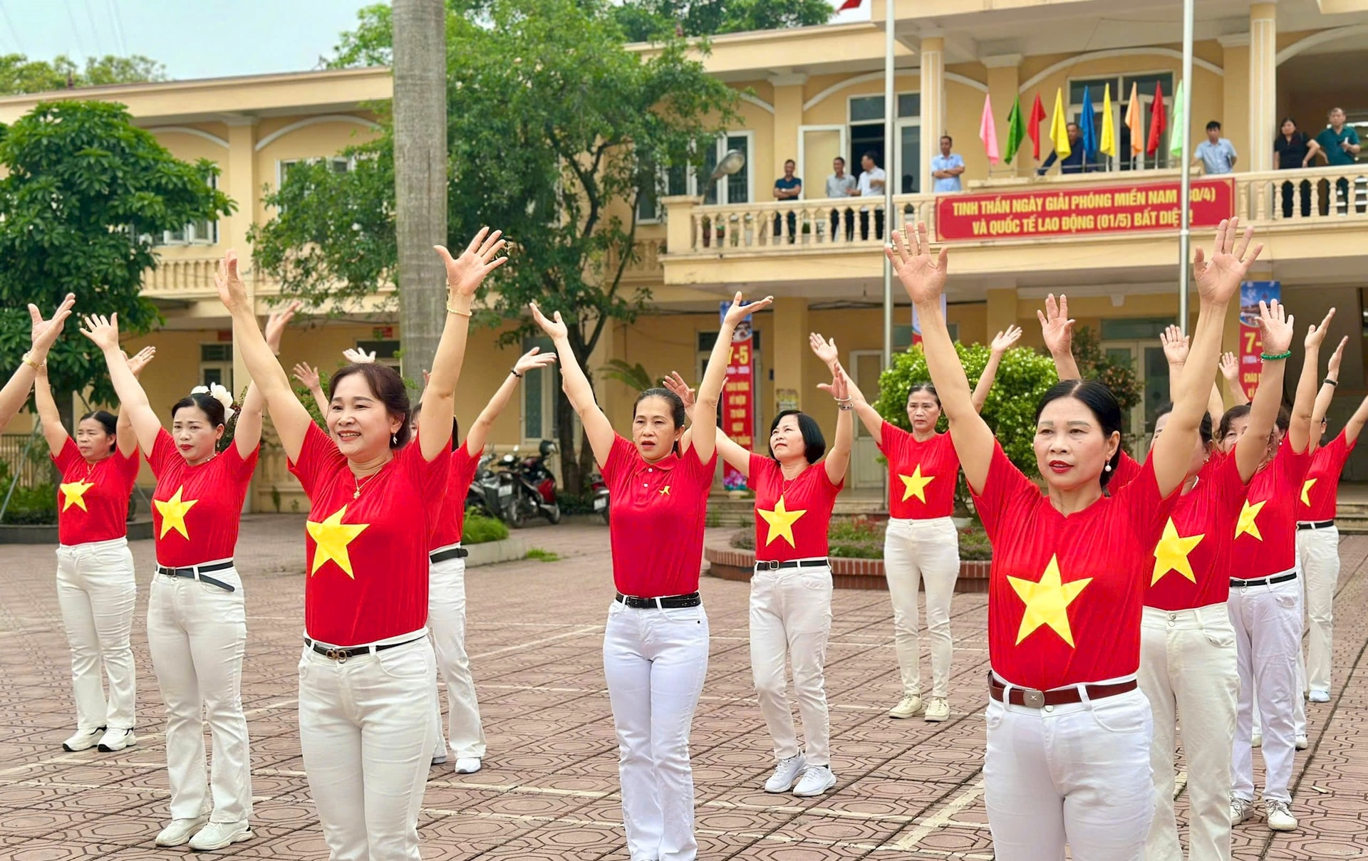 Hơn 50.000 phụ nữ Thủ đô đồng diễn dân vũ mừng 50 năm thống nhất đất nước- Ảnh 5.