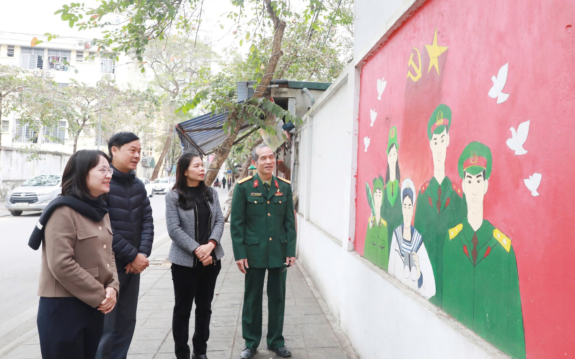 Phó Chủ tịch Ủy ban MTTQ Việt Nam Thành phố Đặng Thị Phương Hoa kiểm tra công tác vệ sinh môi trường tại phường Bách Khoa