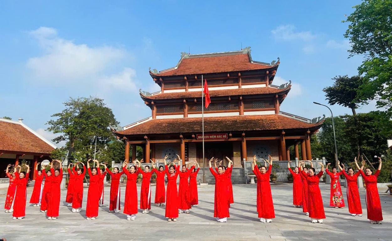 Hơn 50.000 phụ nữ Thủ đô đồng diễn dân vũ mừng 50 năm thống nhất đất nước- Ảnh 8.