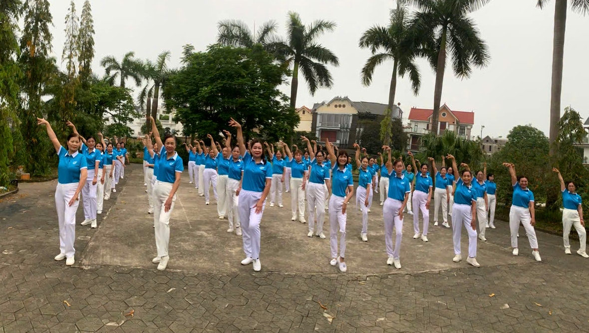 Hơn 50.000 phụ nữ Thủ đô đồng diễn dân vũ mừng 50 năm thống nhất đất nước- Ảnh 2.