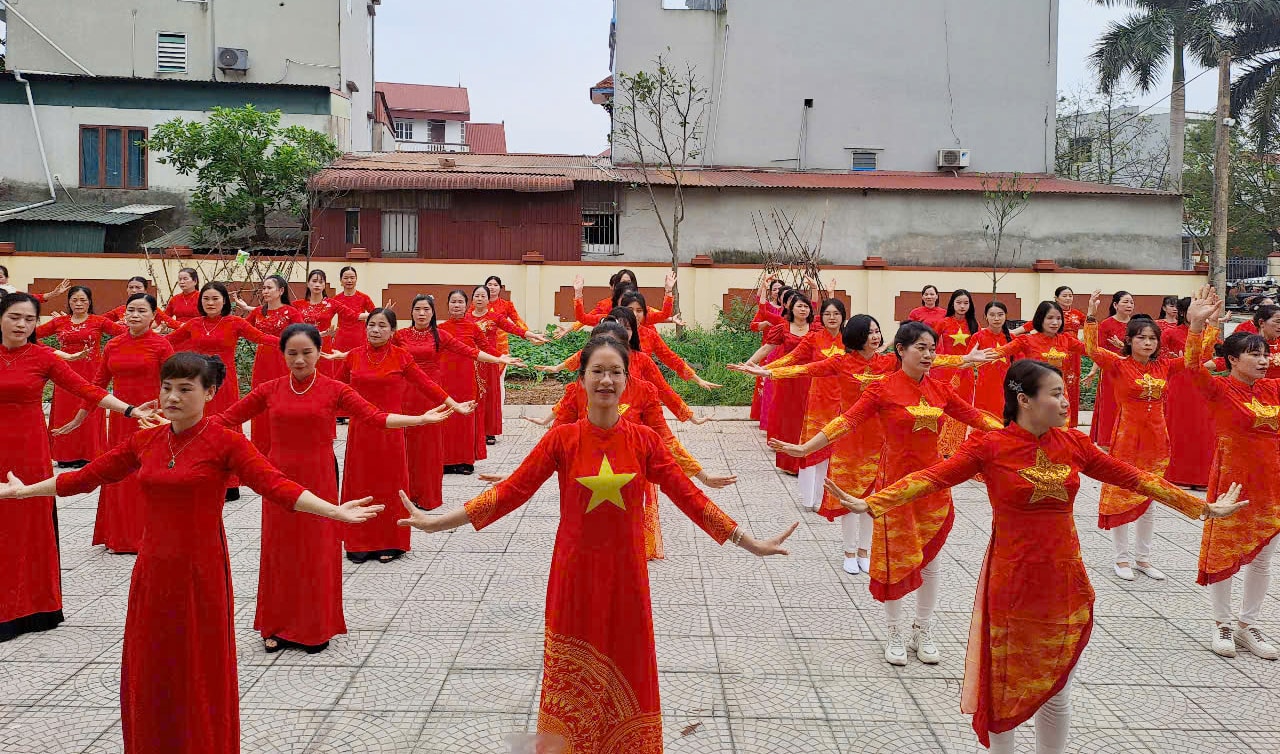 Hơn 50.000 phụ nữ Thủ đô đồng diễn dân vũ mừng 50 năm thống nhất đất nước- Ảnh 13.