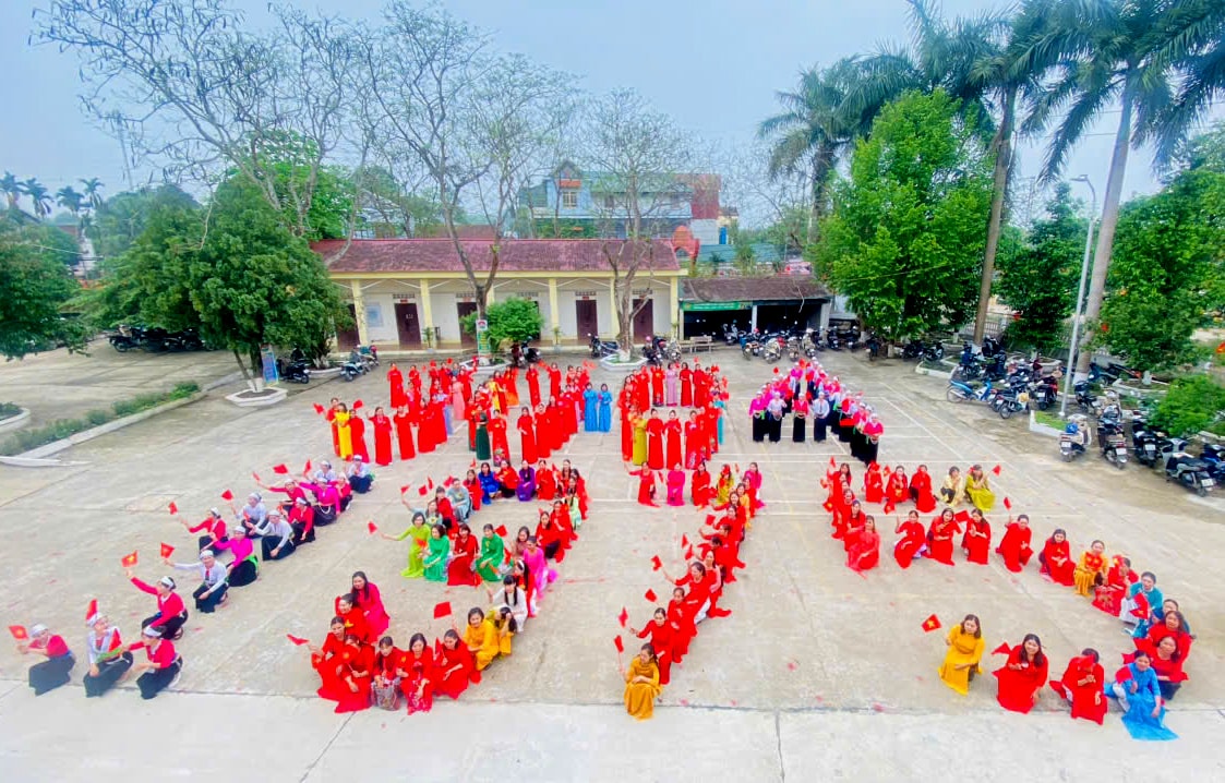 Hơn 50.000 phụ nữ Thủ đô đồng diễn dân vũ mừng 50 năm thống nhất đất nước- Ảnh 12.