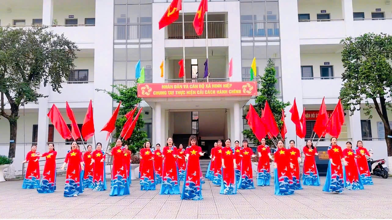 Hơn 50.000 phụ nữ Thủ đô đồng diễn dân vũ mừng 50 năm thống nhất đất nước- Ảnh 4.