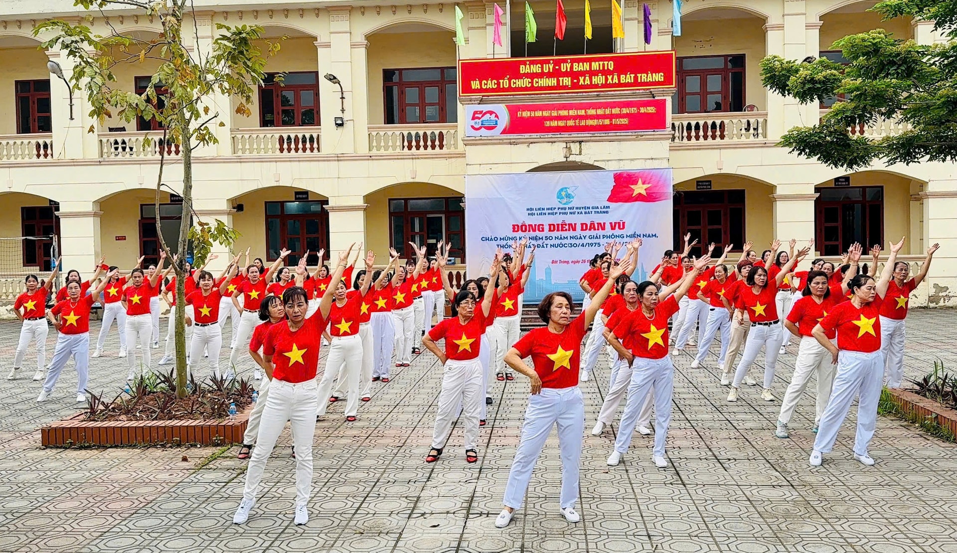 Hơn 50.000 phụ nữ Thủ đô đồng diễn dân vũ mừng 50 năm thống nhất đất nước- Ảnh 3.