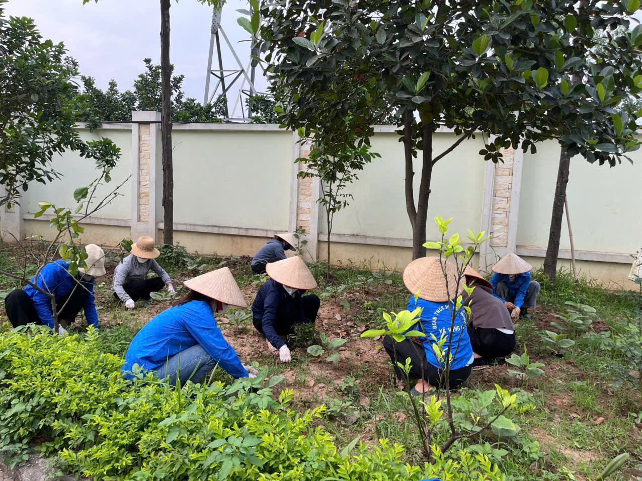 Phụ nữ Thủ đô tổng vệ sinh môi trường dịp kỷ niệm 50 năm Ngày Giải phóng miền Nam, thống nhất đất nước- Ảnh 3.