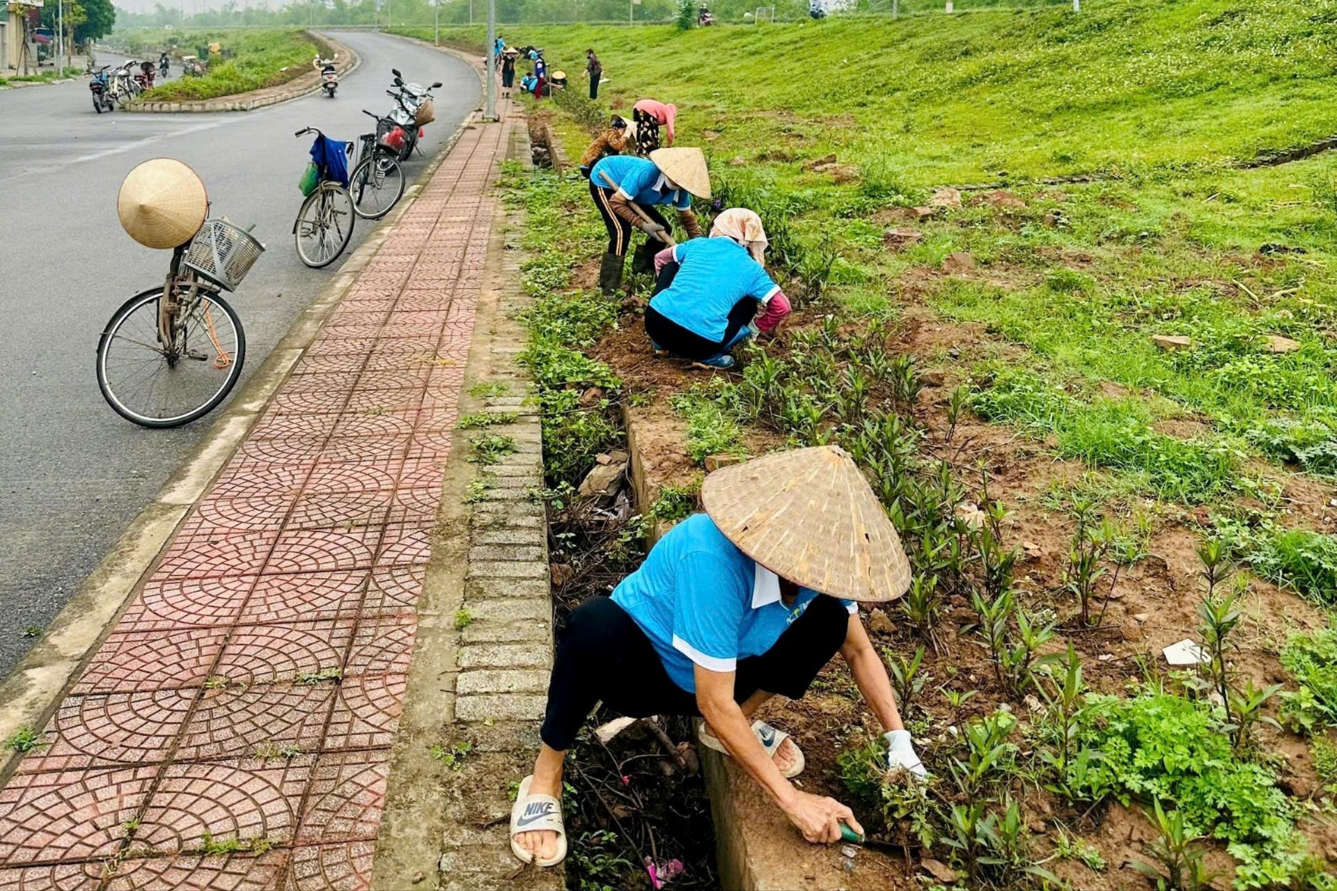 Phụ nữ Thủ đô tổng vệ sinh môi trường dịp kỷ niệm 50 năm Ngày Giải phóng miền Nam, thống nhất đất nước- Ảnh 6.