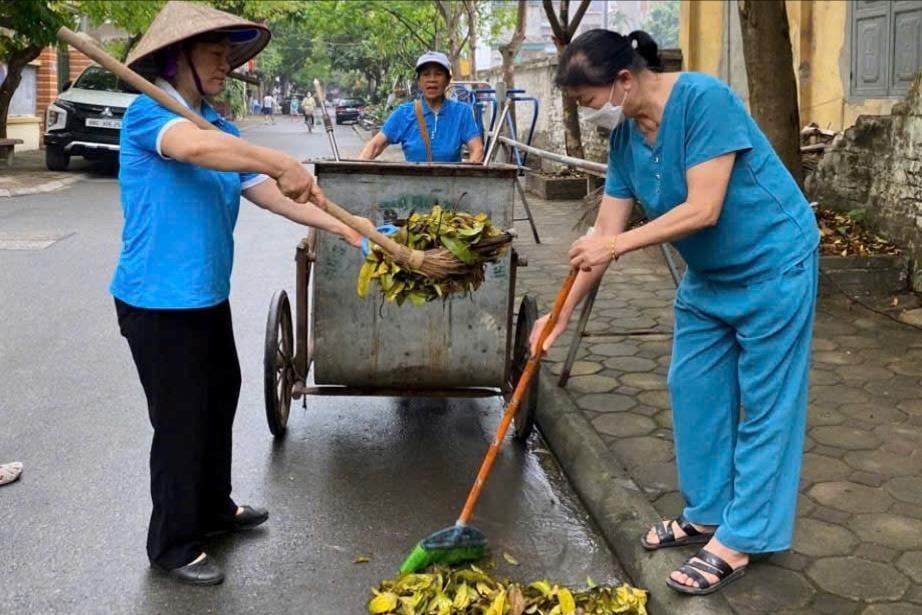 Phụ nữ Thủ đô tổng vệ sinh môi trường dịp kỷ niệm 50 năm Ngày Giải phóng miền Nam, thống nhất đất nước- Ảnh 7.